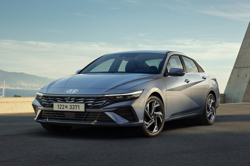 Седан Hyundai Elantra кардинально сменил имидж в новом поколении