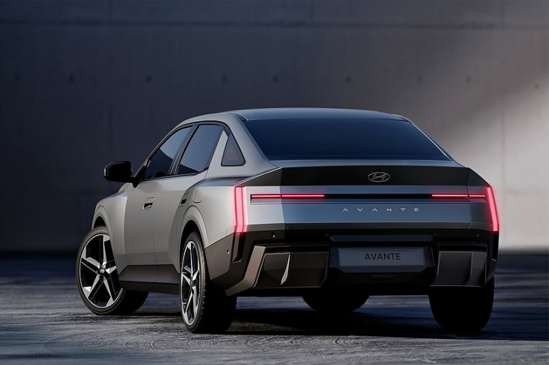 Седан Hyundai Elantra кардинально сменил имидж в новом поколении