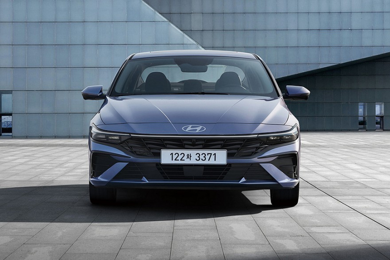 Седан Hyundai Elantra кардинально сменил имидж в новом поколении