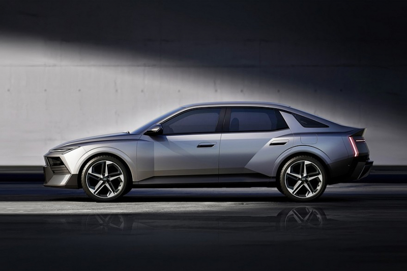 Седан Hyundai Elantra кардинально сменил имидж в новом поколении