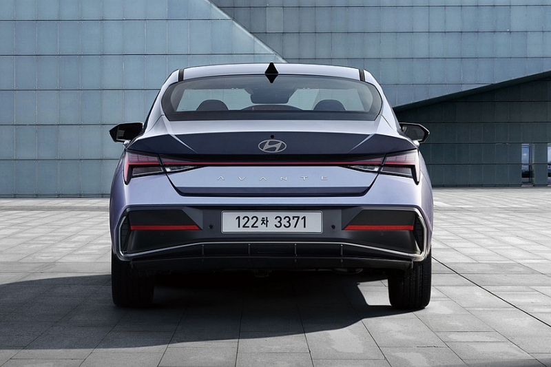 Седан Hyundai Elantra кардинально сменил имидж в новом поколении