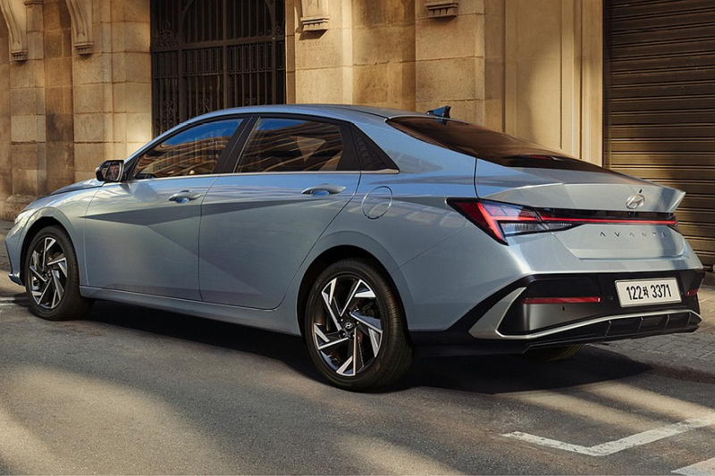 Седан Hyundai Elantra кардинально сменил имидж в новом поколении