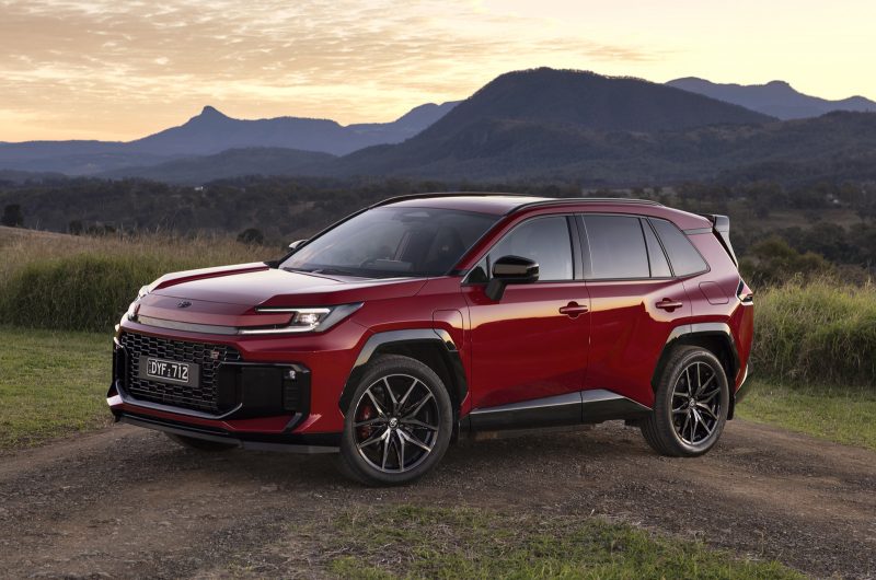 Toyota может вернуть некоторые физические кнопки в салон RAV4