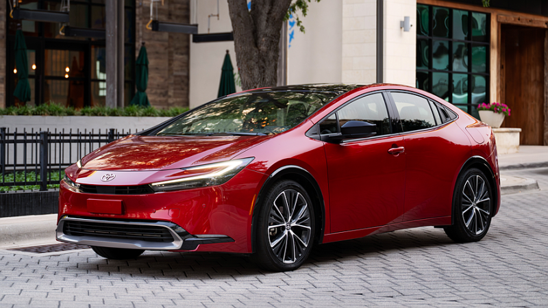 Toyota освежила Prius и хэтчбек Corolla: скромные обновки и подорожание